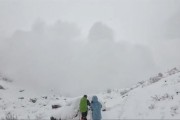 游客称在云南雨崩村遭遇雪崩，当地：规模较小，景区正常开放