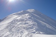 雪后惊魂，游客登山滑倒险坠梯的惊险经历，雪后惊魂，游客登山滑倒险些坠梯的惊险之旅