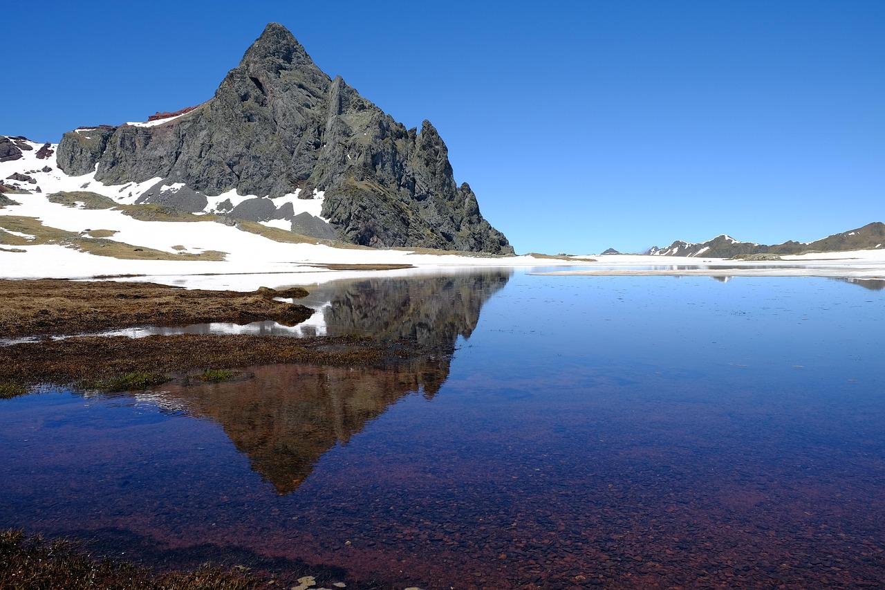 庐山之巅，嶙峋独峰顶的人影奇观，庐山独峰之巅的人影奇观